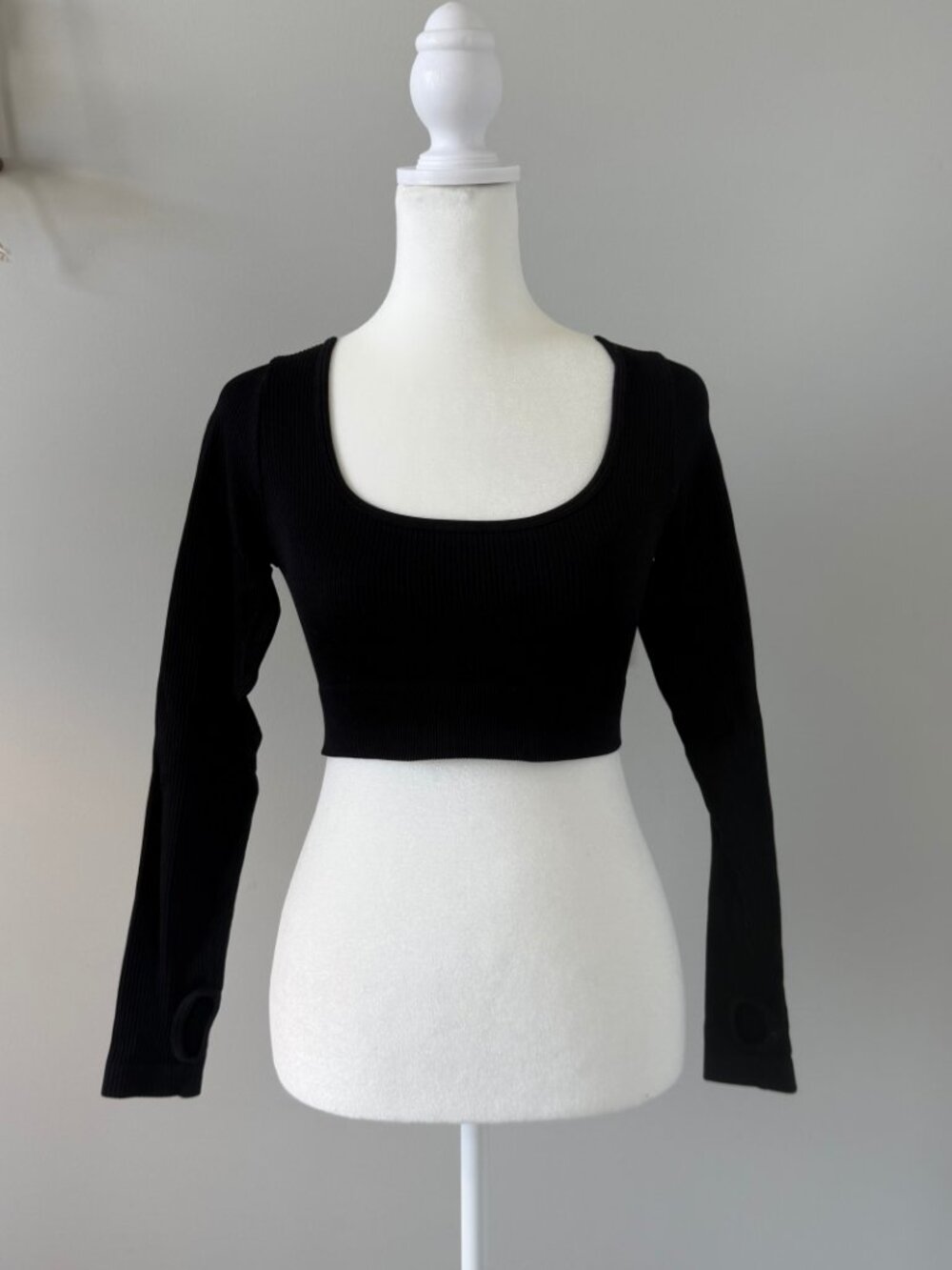 Black Ribbed Workout Crop Top - Picture 2 of 8